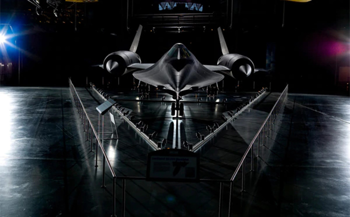 飛行速度超過(guò)導(dǎo)彈的飛機(jī)—SR-71黑鳥偵察機(jī)！